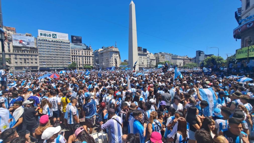 Miles de personas se concentran en el Obelisco porte�o para celebrar. (Cr�nica/Fernando P�rez Re)