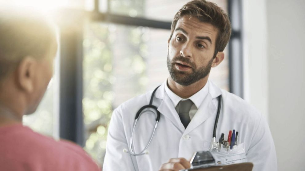 Los médicos revisaron al nene y encontraron un impensado motivo para el dolor (imagen ilustrativa).