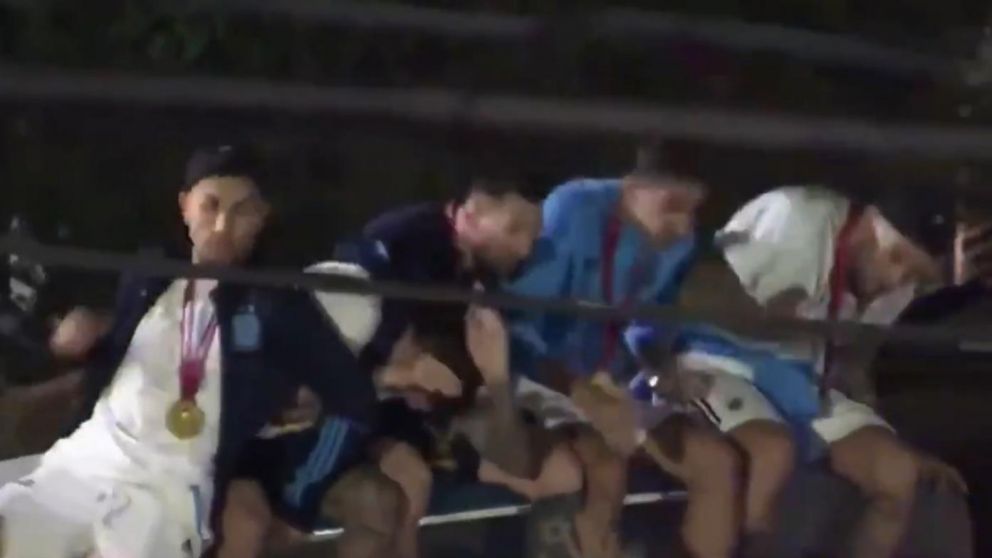 Leandro Paredes perdió la gorra tras toparse con un cable.