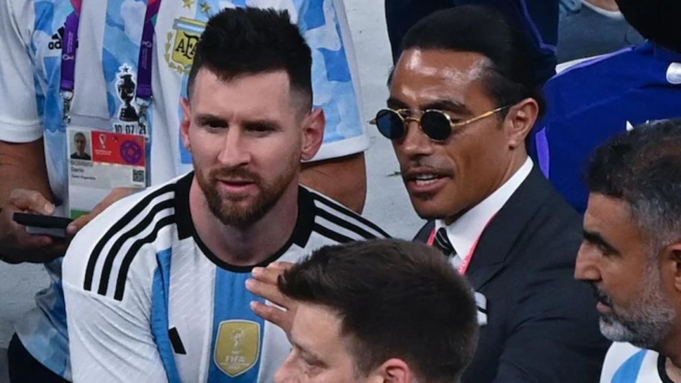 Salt Bae logró sacarse una foto con Messi.