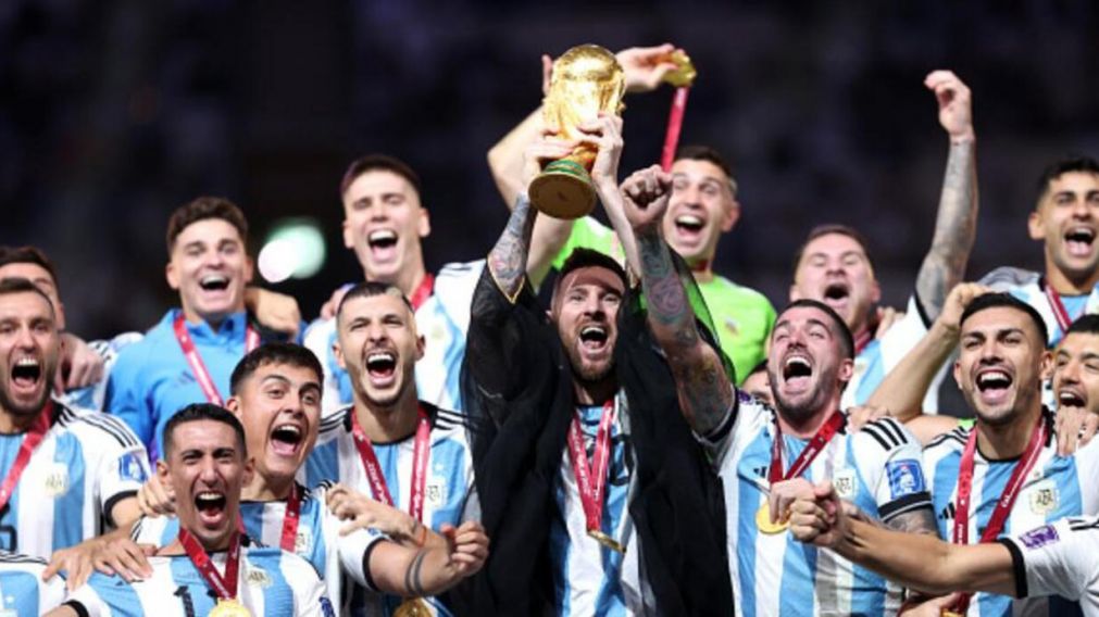 La Selección Argentina alzando la Copa del Mundo tras vencer a Francia.