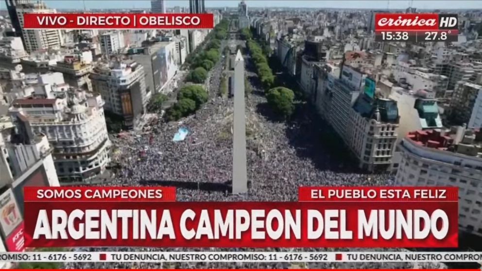 Así está el obelisco, a puro festejo.