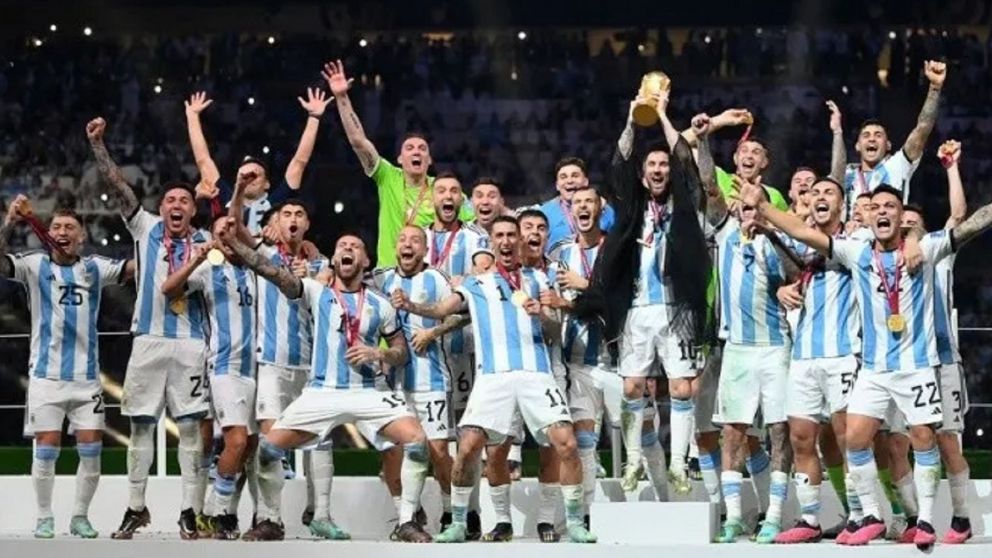 ¡Leo le hizo upa a la copa del mundo!.