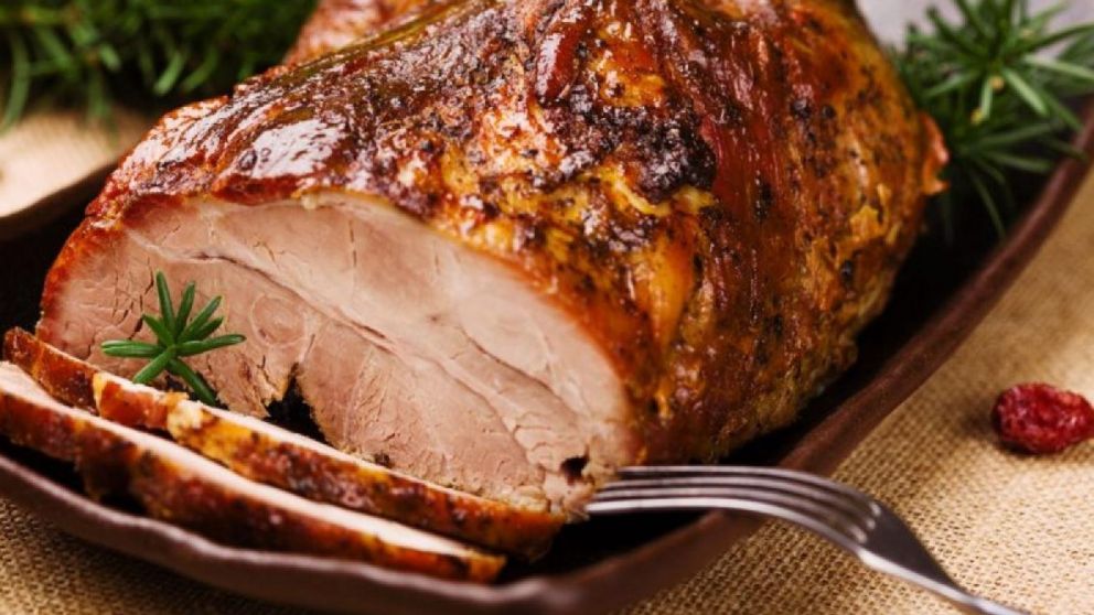 Al pernil de cerdo es conveniente dejarlo macerar toda la noche (Imagen ilustrativa).