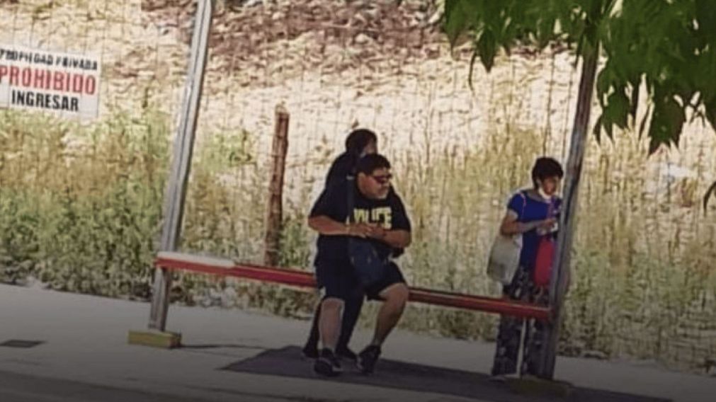 Descubrieron a un hombre parecido a Diego Maradona esperando un colectivo y la imagen se volvió viral (Instagram/@MarcosIgnacioAlarcón).