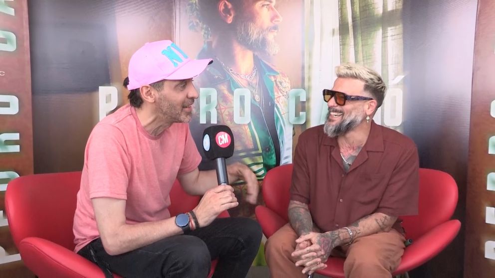 Pedro Capó hablando en una entrevista con Walle para CM Xpress