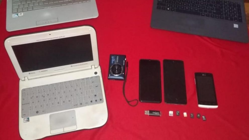 Estos son algunos de los dispositivos que fueron secuestrados por los investigadores policiales.