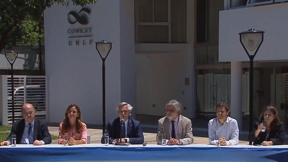 Fernández estuvo acompañado por los ministros nacionales Filmus y Tolosa Paz y el bonaerense Costa.