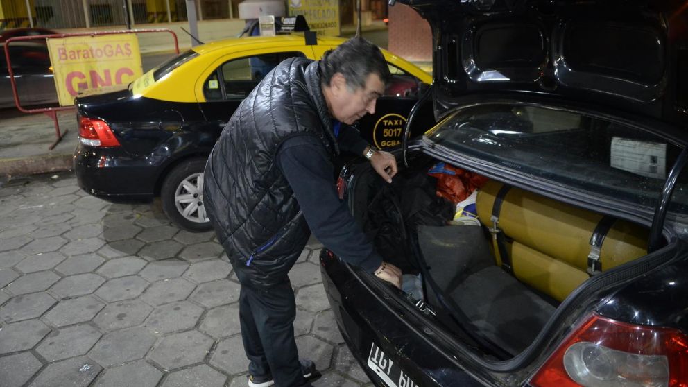 El 1° de enero aumentará el valor de la oblea que deben llevar los vehículos con GNC (Crónica/Fernando Pérez Re/Archivo).