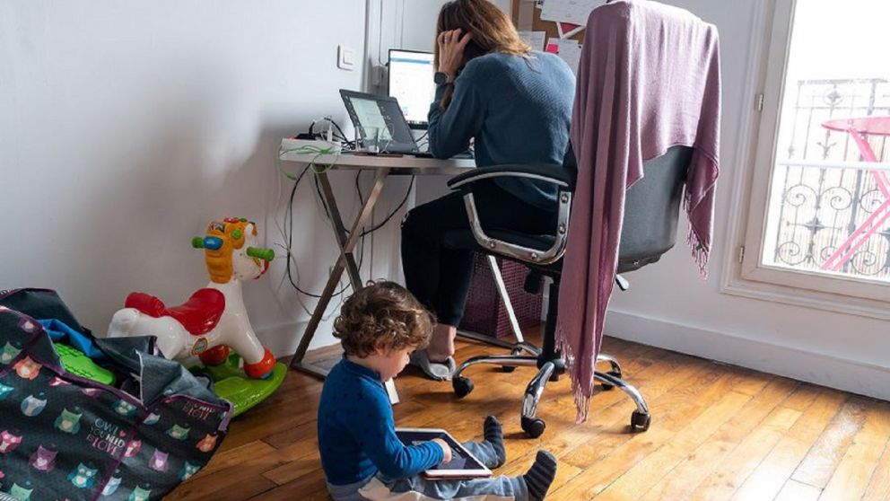 La herramienta pone el foco en la feminización histórica de las tareas de cuidado.