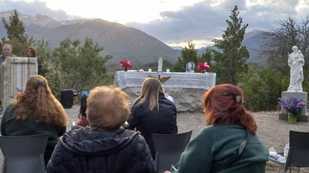 Los creyentes se acercan hasta el santuario en Bariloche (Gentileza El Cordillerano).