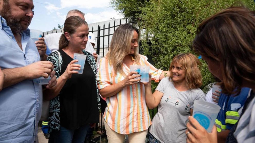 Malena Galmarini y Jaime Méndez habilitaron una nueva red de agua potable en el Barrio Mitre de San Miguel.