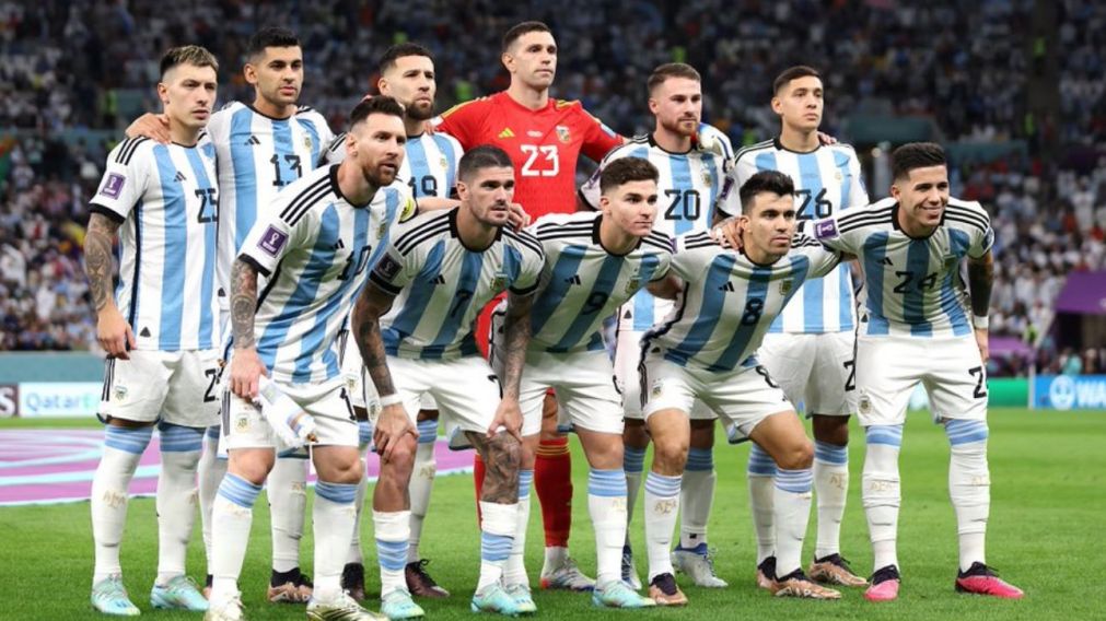 La Selección Argentina pasó a la semifinal del Mundial Qatar 2022 tras vencer a Países Bajos (Twitter/@Argentina).