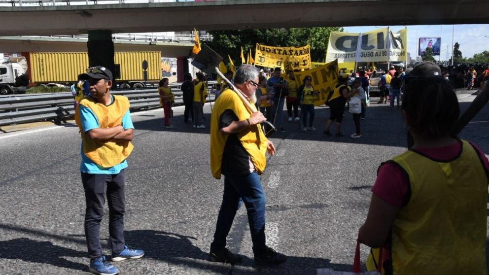 El grupo liderado por Raúl Castells realiza este lunes por la mañana un corte en el Puente Pueyrredón (Télam).