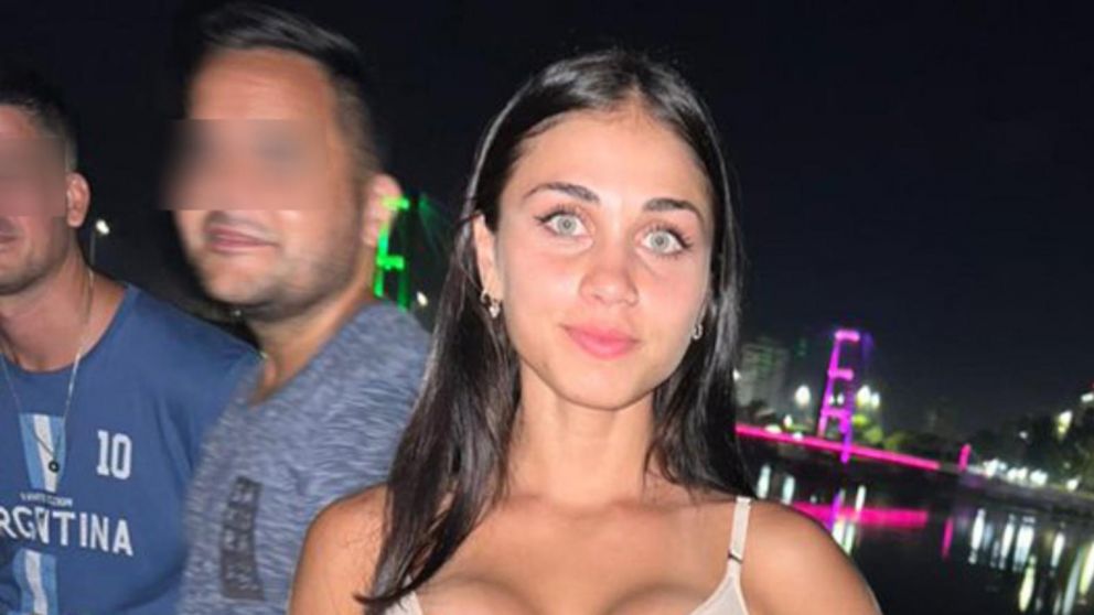 La chica pidió que le editaran la foto para sacar "al de atrás" y la llenaron de memes.