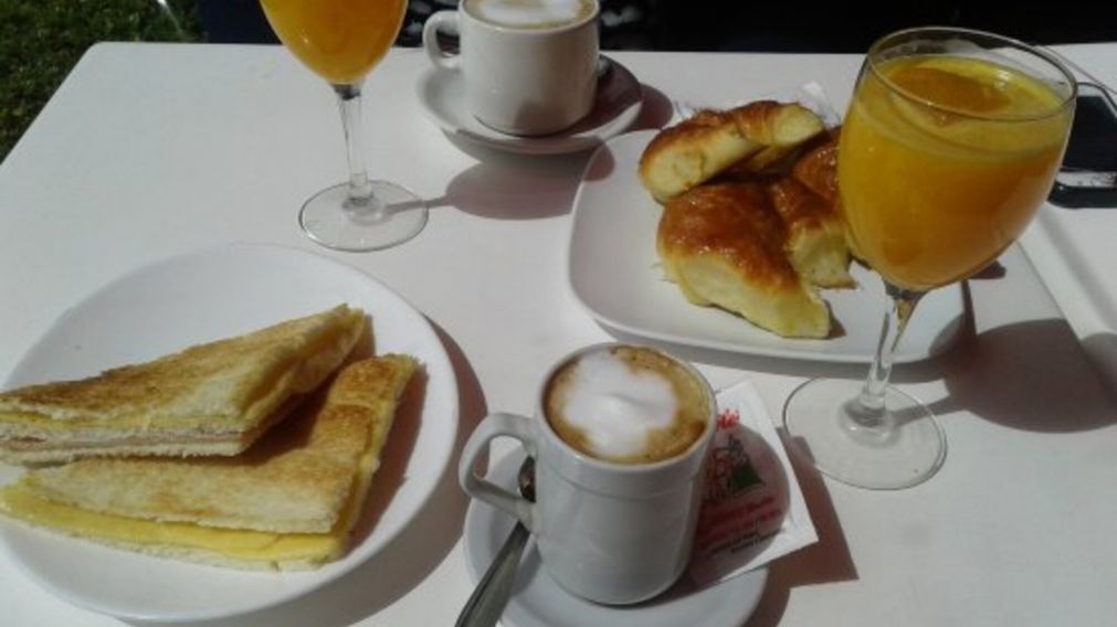 Pidió jugo exprimido en conocido bar: lo que le trajeron y cobraron la horrorizó.
