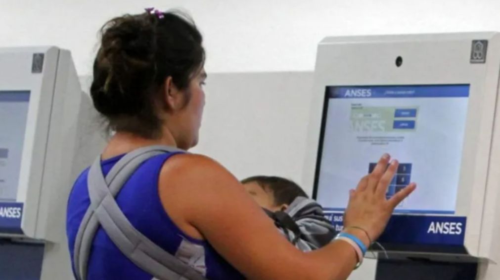 AUH de ANSES: quiénes cobran hasta $25.000 extra en diciembre (Imagen ilustrativa).