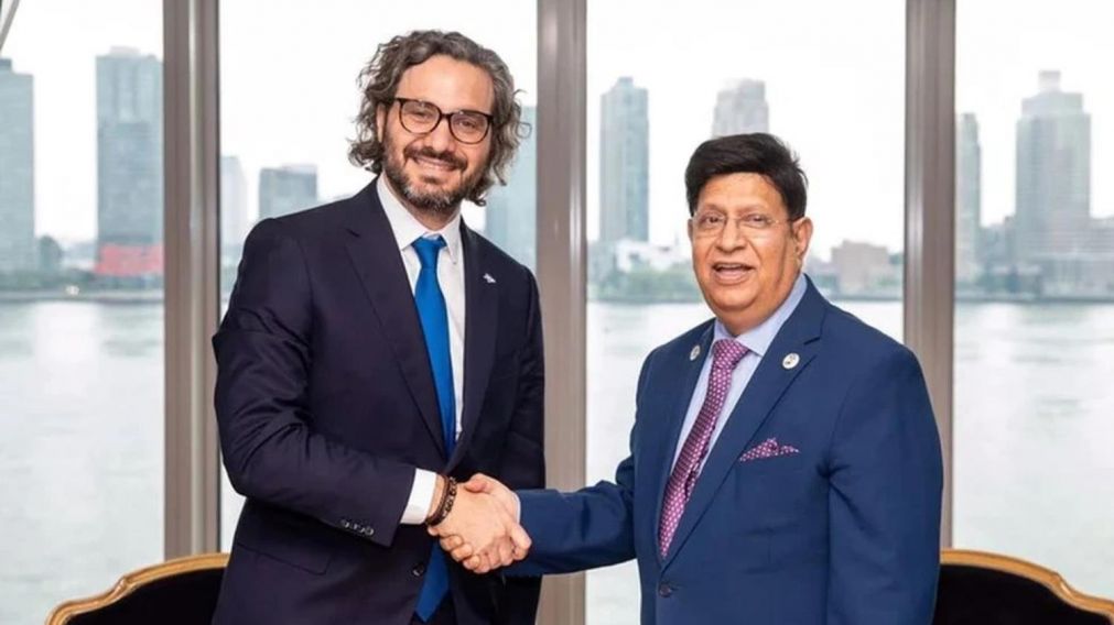Santiago Cafiero se saluda con su par de Bangladesh.