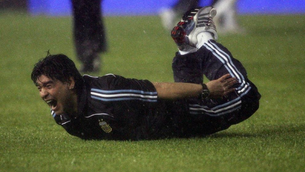 Mundial Qatar 2022: junto a su hijo, un vecino emuló el festejo de Maradona bajo la lluvia en la terraza de un edificio