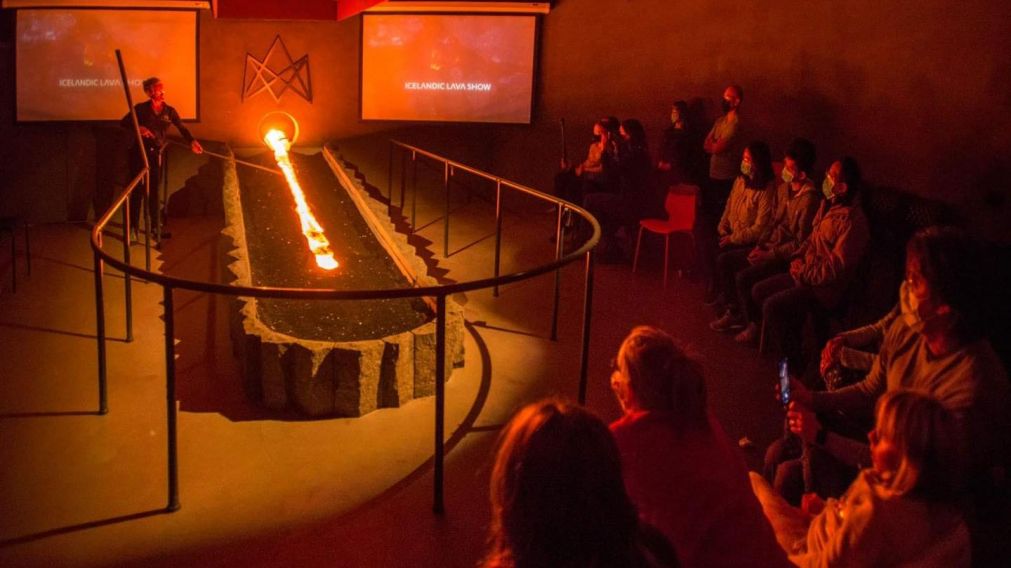 Al espectáculo en Islandia solo pueden ingresar pocos espectadores para vivir al experiencia con la lava (Twitter).