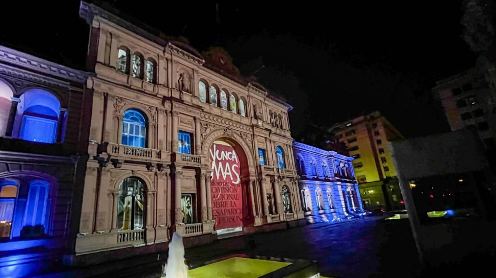 La Casa Rosada celebra el 39° aniversario de la democracia con un video mapping.