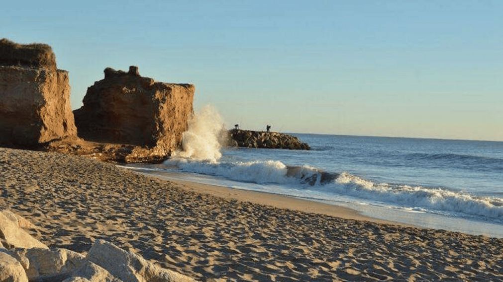Escapada a una playa paradisíaca de Buenos Aires, donde residió el balneario nudista de Moria Casán.