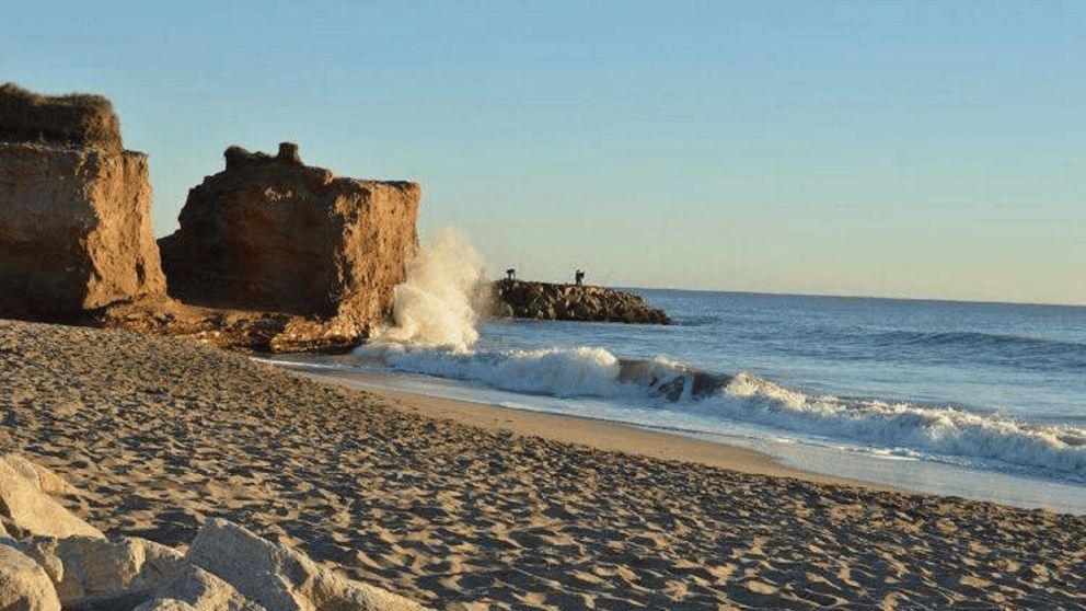 Escapada a una playa paradisíaca de Buenos Aires, donde residió el balneario nudista de Moria Casán.