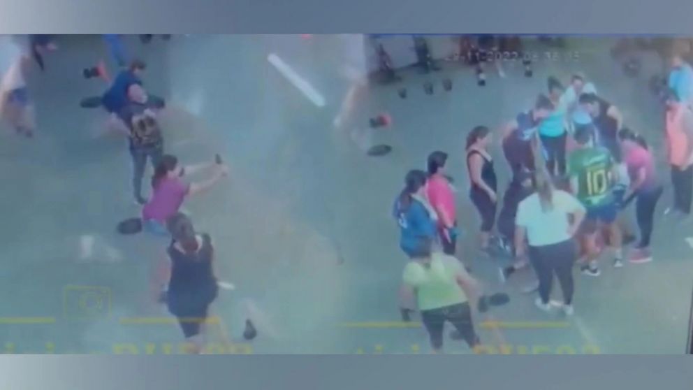 Una mujer de 28 a�os muri� s�bitamente en un gimnasio mientras hac�a ejercicio (Imagen captura v�deo).
