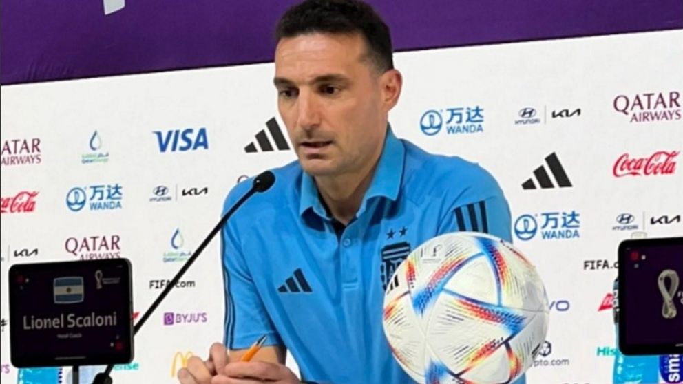 A 24 horas del partido contra países bajos, la apretada de Scaloni a un periodista y la apurada a uno de sus jugadores.