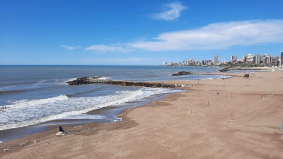 Un ciclista fue encontrado sin vida en la costa e investigan las causales de muerte.