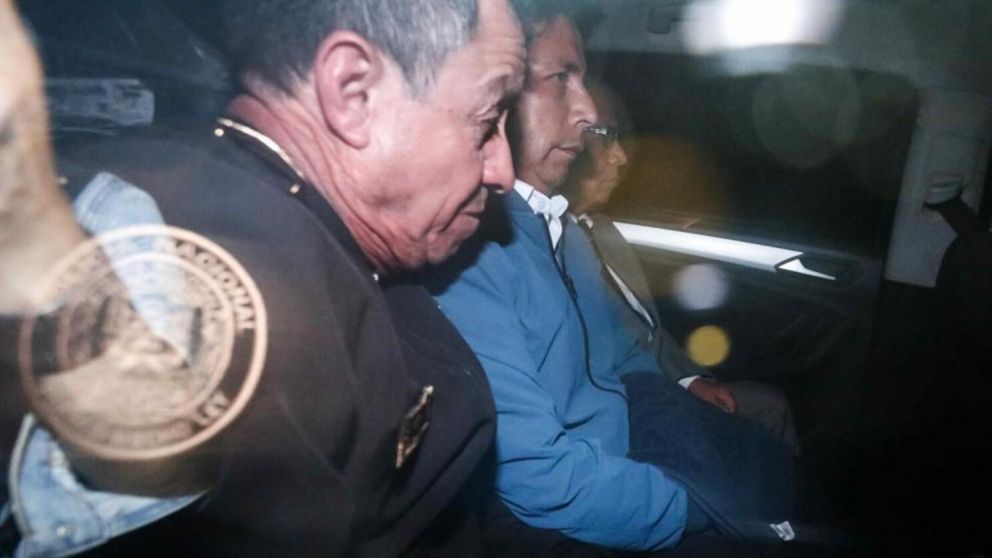 Pedro Castillo fue detenido por la Policía y luego trasladado a la prisión donde pasó la noche.