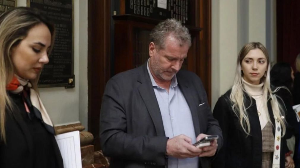 El diputado nacional del PRO, concentrado en su tel�fono celular, acompa�ado por dos de sus colaboradoras.