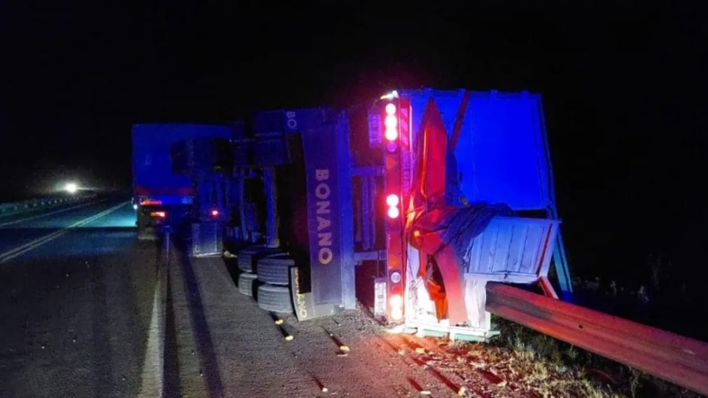 La mercadería quedó esparcida por todo el camino obstaculizando el paso de los vehículos que circulaban por ambas direcciones.