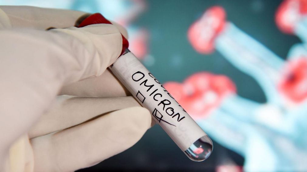 Ómicron fue detectada por primera vez hace un año en Sudáfrica y, desde entonces, se ha extendido por todo el mundo a gran velocidad.
