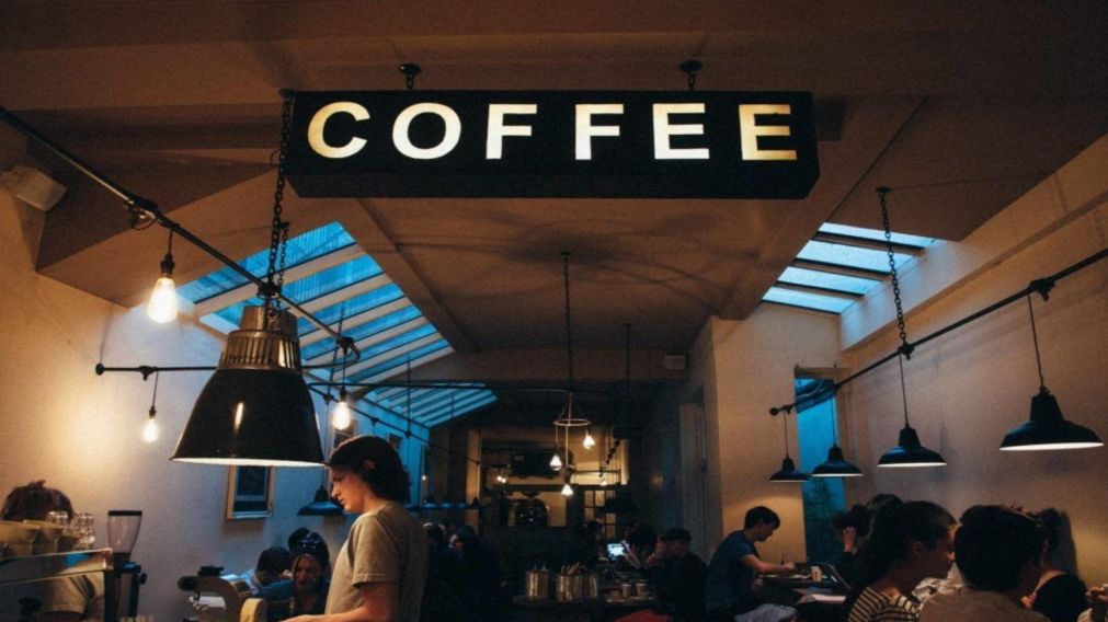 Descubrió una insólita nota en una cafetería y lo compartió en Twitter: “Nos vemos obligados a...”
