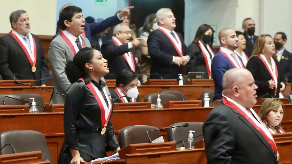 El Congreso de Per� desplaz� a Castillo y tomar� juramento a la vicepresidenta.