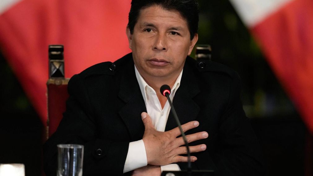 �Alerta Per�! El presidente disolvi� el Congreso y declar� toque de queda nacional.