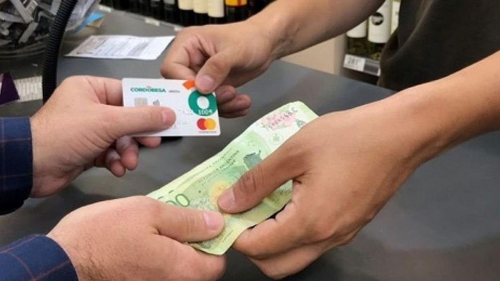 Los comercios que utilizan terminales de cobro Payway y PosNet podrán ofrecer a sus clientes retirar hasta $30.000 en efectivo con tarjetas de débito.