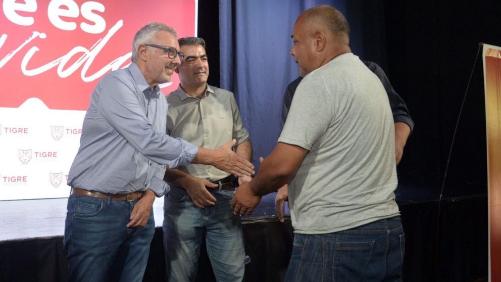 Julio Zamora, intendente de Tigre, entregó microcréditos a cooperativas.