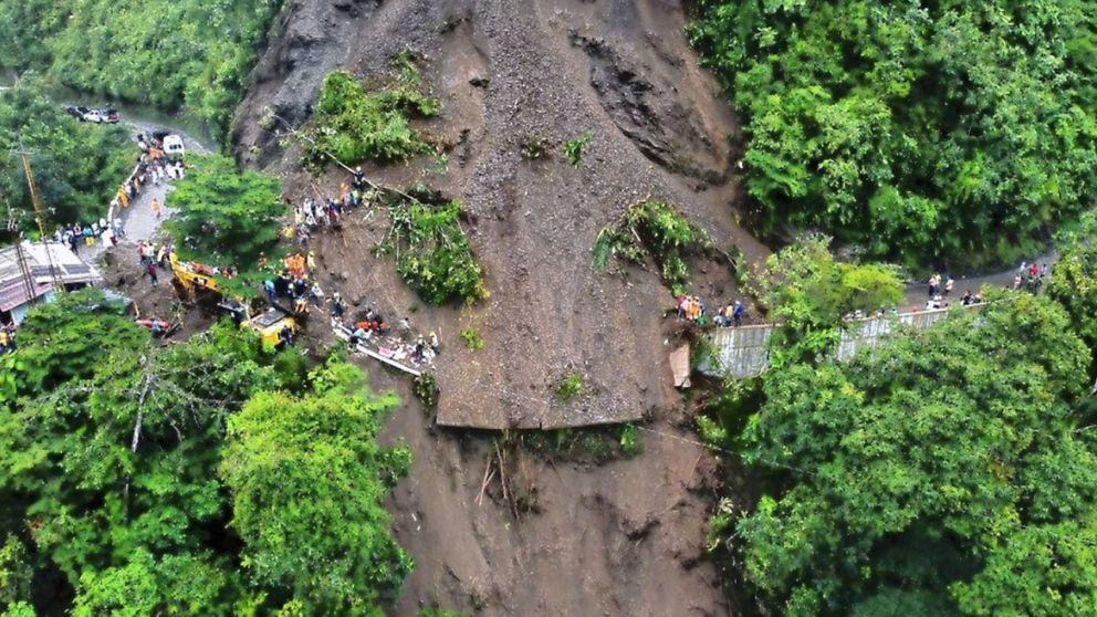 Un Alud de tierra sepultó un micro en Colombia: hay al menos 34 muertos (Imagen Reuters).