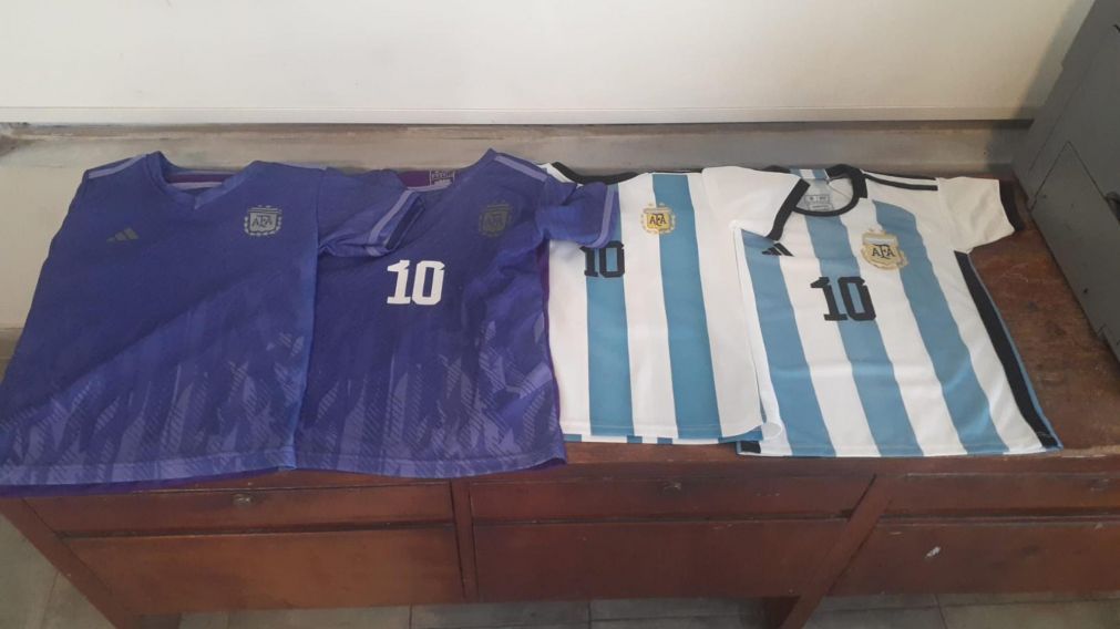 Estas son las camisetas que fueron recuperadas por los pesquisas policiales.