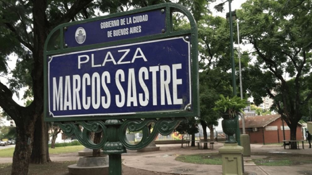 La historia del "fantasma de Villa Urquiza" que invade la Plaza Marcos Sastre.