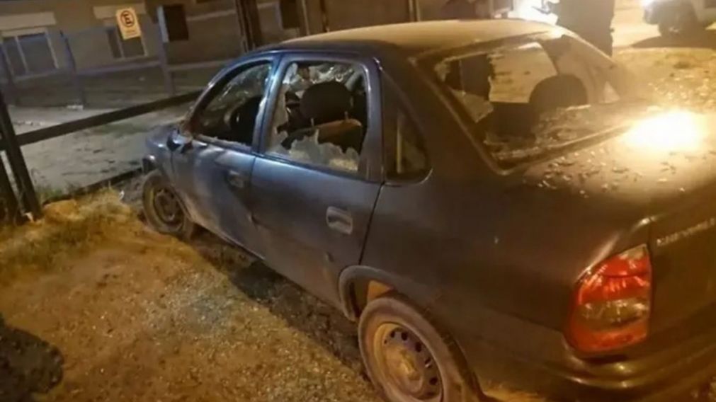 As� qued� el auto tras el ataque de los familiares.