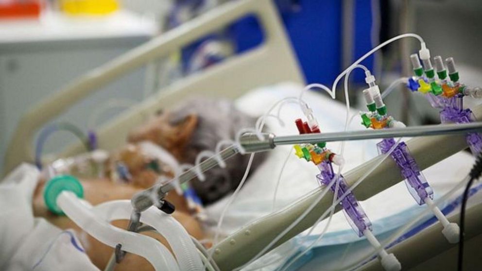 Desconectó el respirador de su compañera de cuarto porque “no soportaba el ruido”.