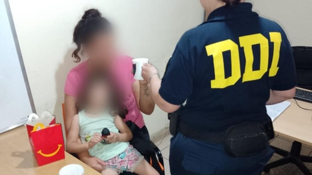 La mujer y la pequeña fueron liberadas por las autoridades policiales.