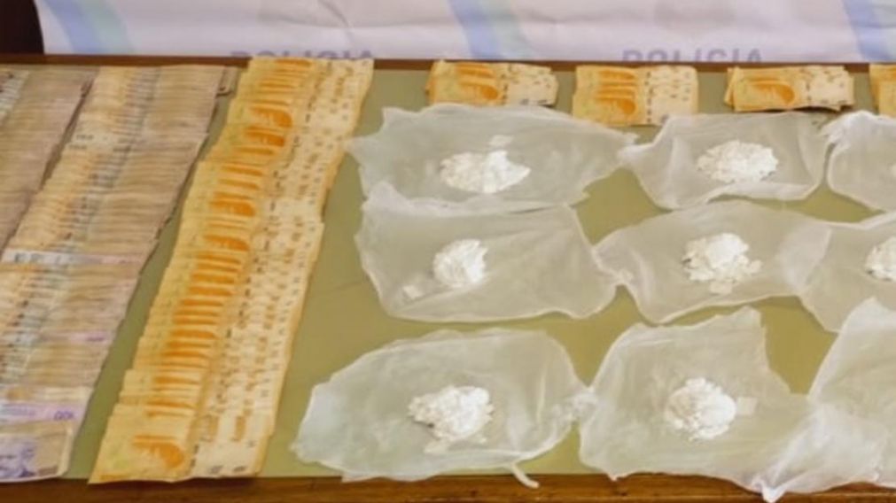 Parte de los objetos que fueron secuestrados por los investigadores policiales.