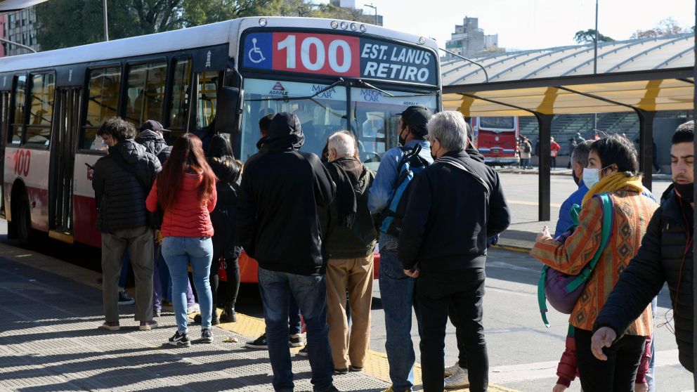 El aumento abarcar� a trenes y colectivos del AMBA (Nahuel Ventura / Cr�nica).