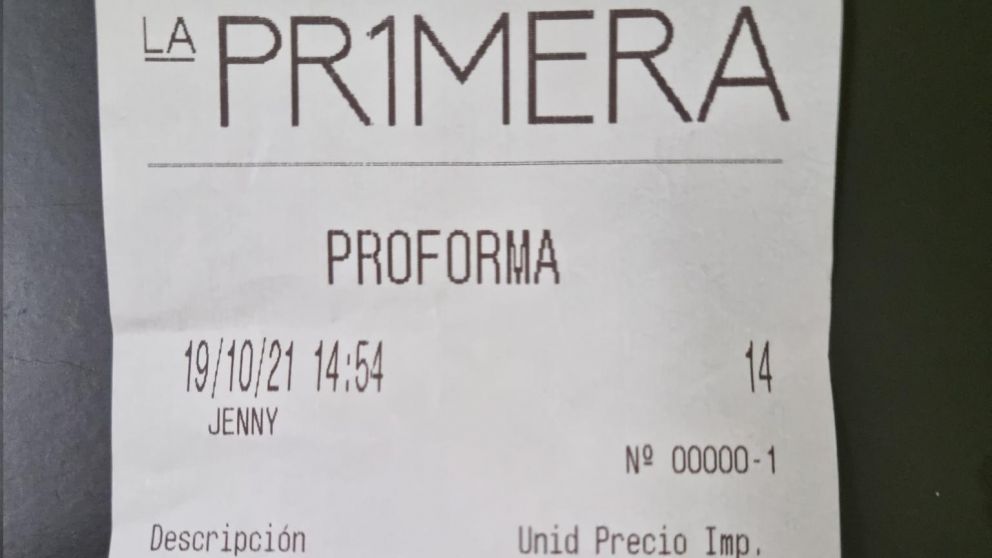 �Es obligatorio�: comi� en un restaurante, le cobraron un servicio que no pidi� ni consumi� y la respuesta indign� a todos