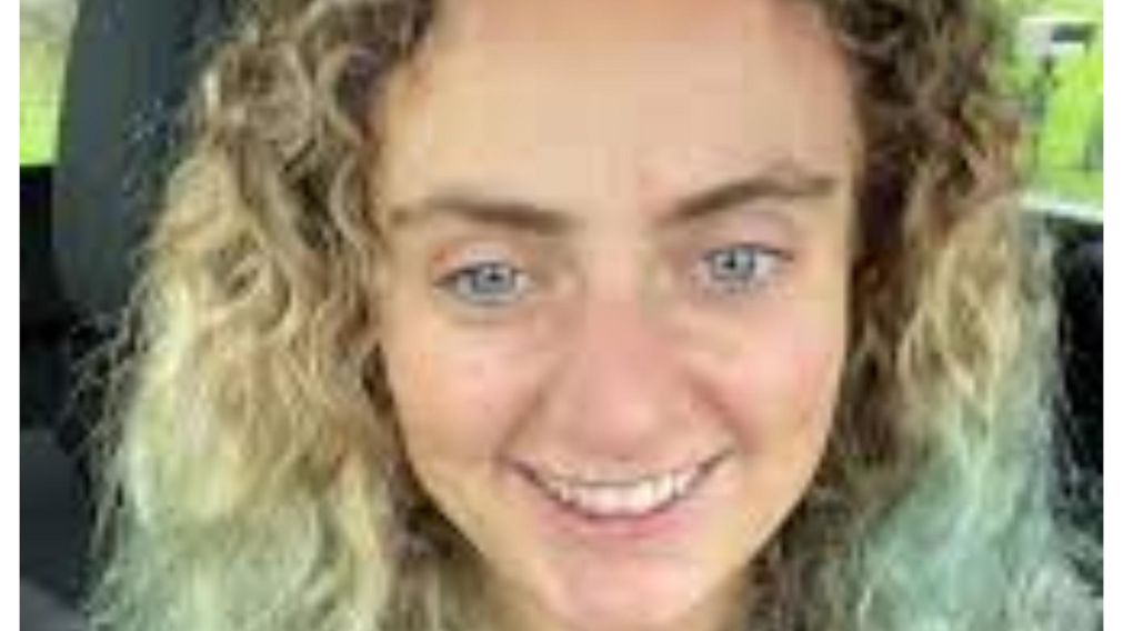 Una joven se cortó el pelo y tuvo un parecido impresionante.