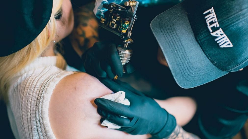 Se tatuó el nombre de su novio, se separó y tomó una maravillosa decisión (imagen ilustrativa).